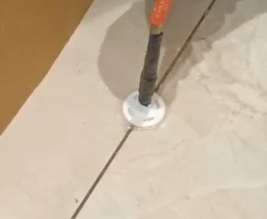 白山瓷砖空鼓维修公司专业解答瓷砖在铺贴过程中，如果没有涂抹均匀到位的粘结材料（如水泥砂浆或瓷砖胶），可能会导致以下问题